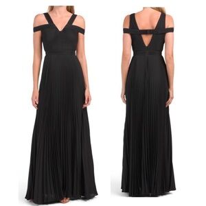 UNGARO Ana Couture Off The Shoulder Sleeveless Pleated Halter Gown Maxi Dress